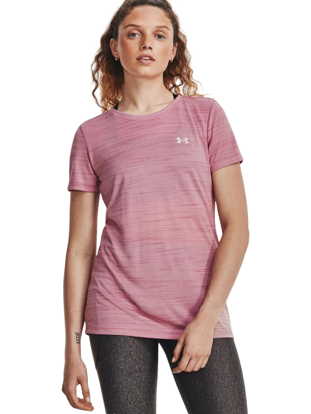 Playera deportiva de manga corta color rosa jaspeado con logotipo de Under Armour.