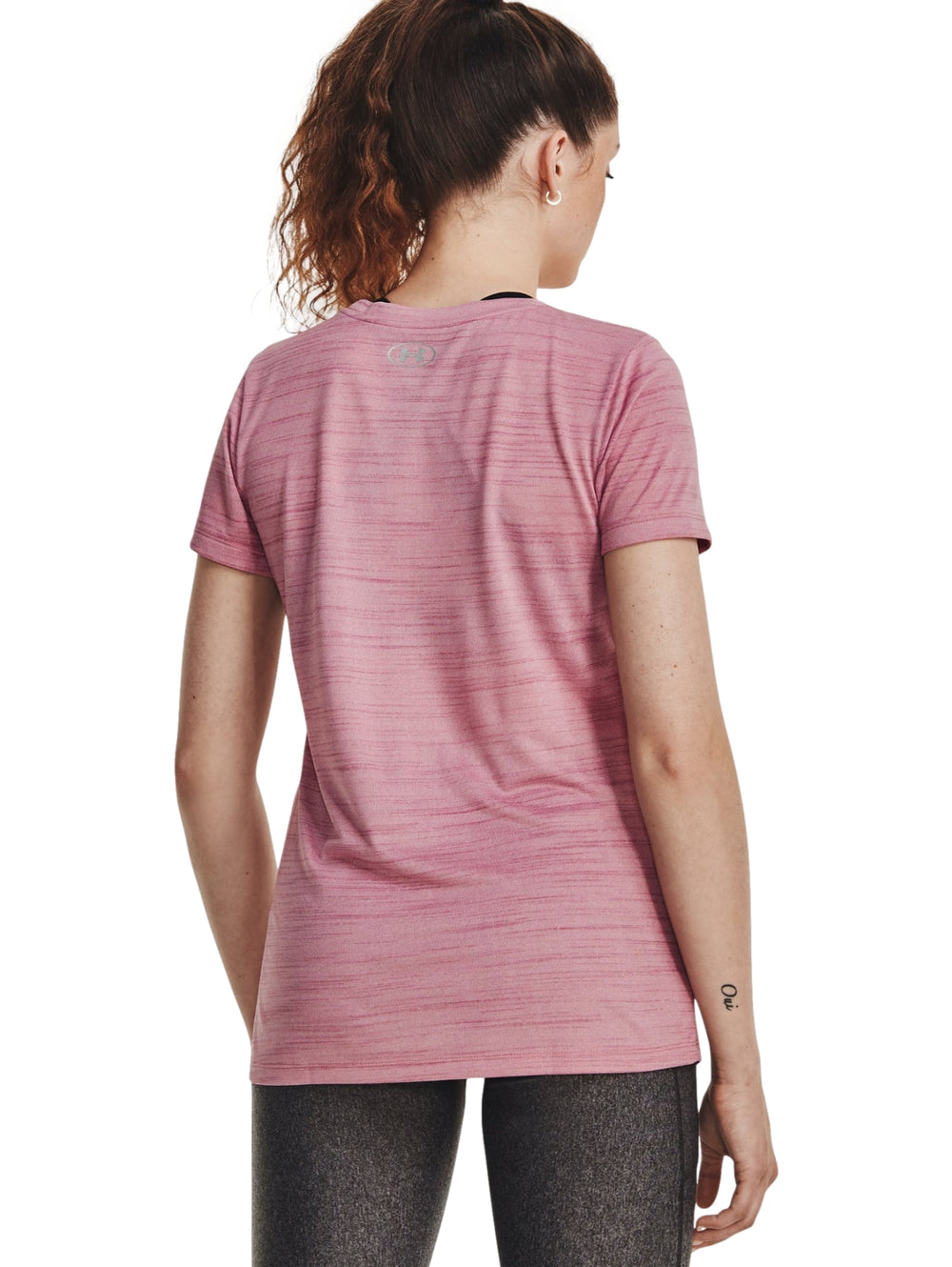 Playera deportiva de manga corta color rosa jaspeado con logotipo de Under Armour.