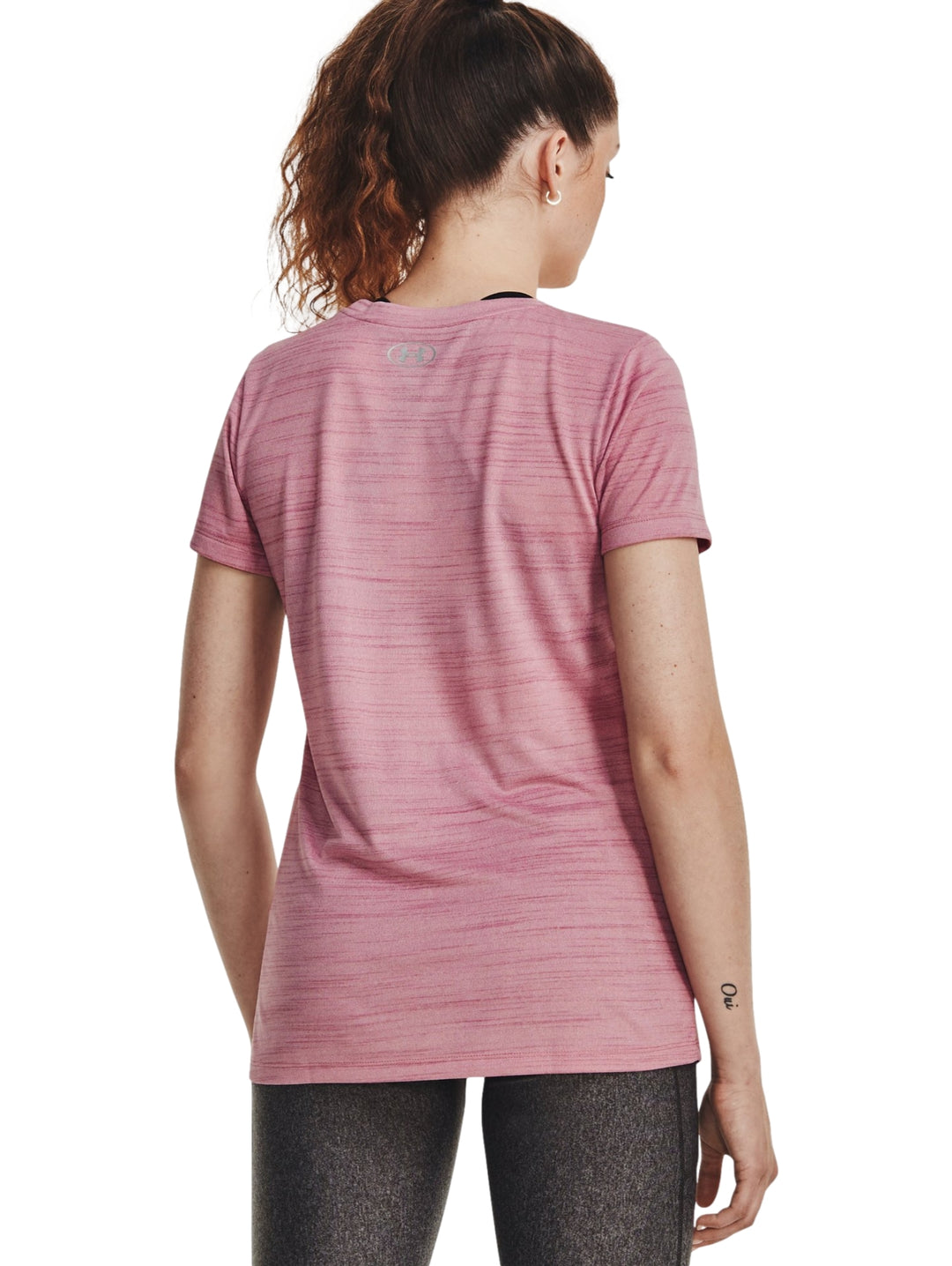 Playera deportiva de manga corta color rosa jaspeado con logotipo de Under Armour.