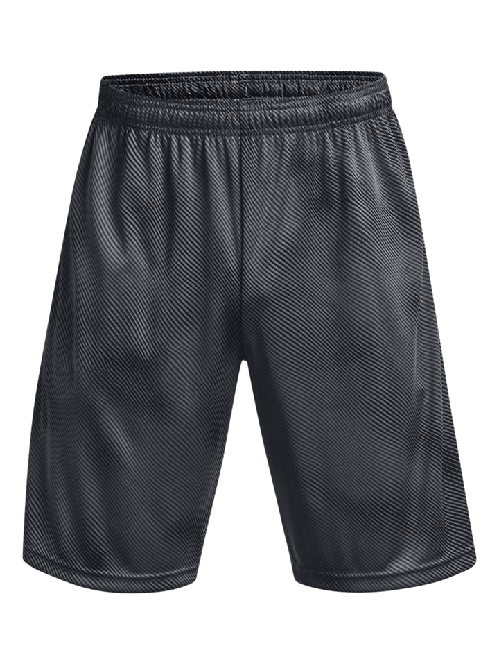 Hombre usando shorts deportivos Under Armour color gris oscuro y negro con diseño de rayas diagonales.