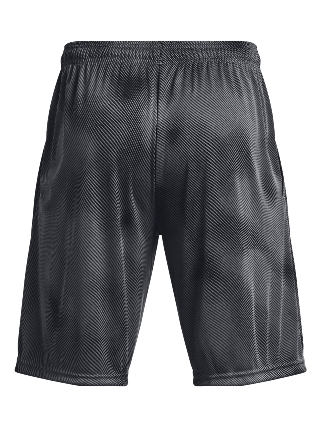 Hombre usando shorts deportivos Under Armour color gris oscuro y negro con diseño de rayas diagonales.