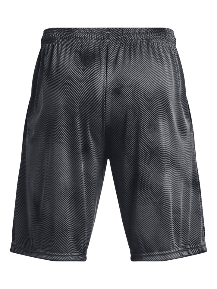 Hombre usando shorts deportivos Under Armour color gris oscuro y negro con diseño de rayas diagonales.