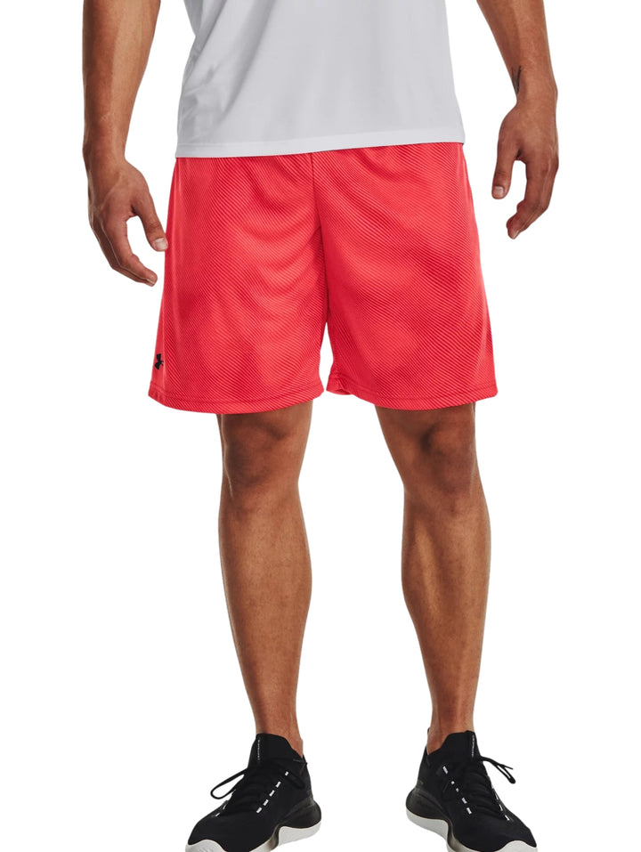 Hombre vistiendo shorts deportivos color rojo brillante de la marca Under Armour.