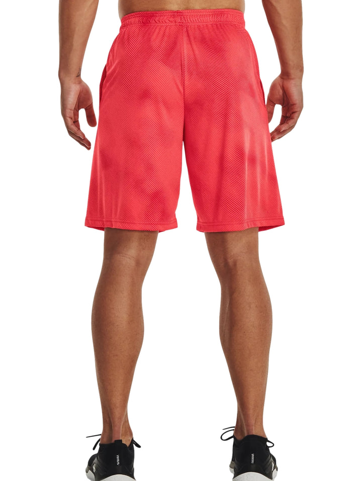 Hombre vistiendo shorts deportivos color rojo brillante de la marca Under Armour.