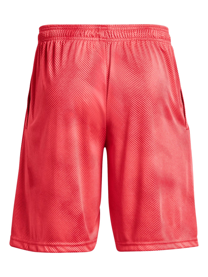 Hombre vistiendo shorts deportivos color rojo brillante de la marca Under Armour.