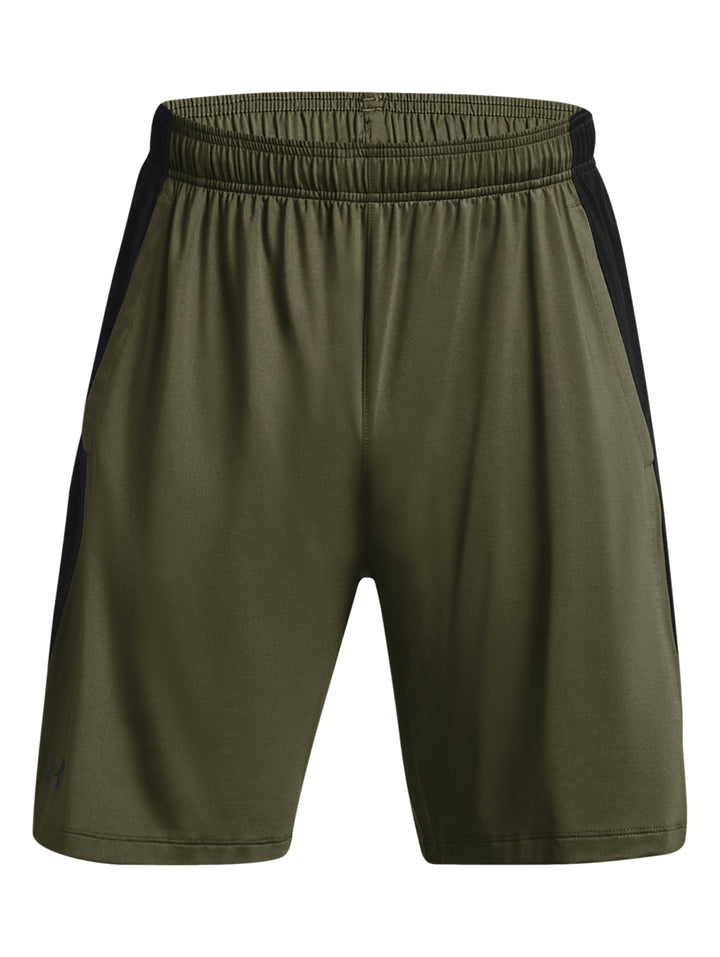 Hombre vistiendo pantalones cortos deportivos Under Armour en color verde oliva oscuro.
