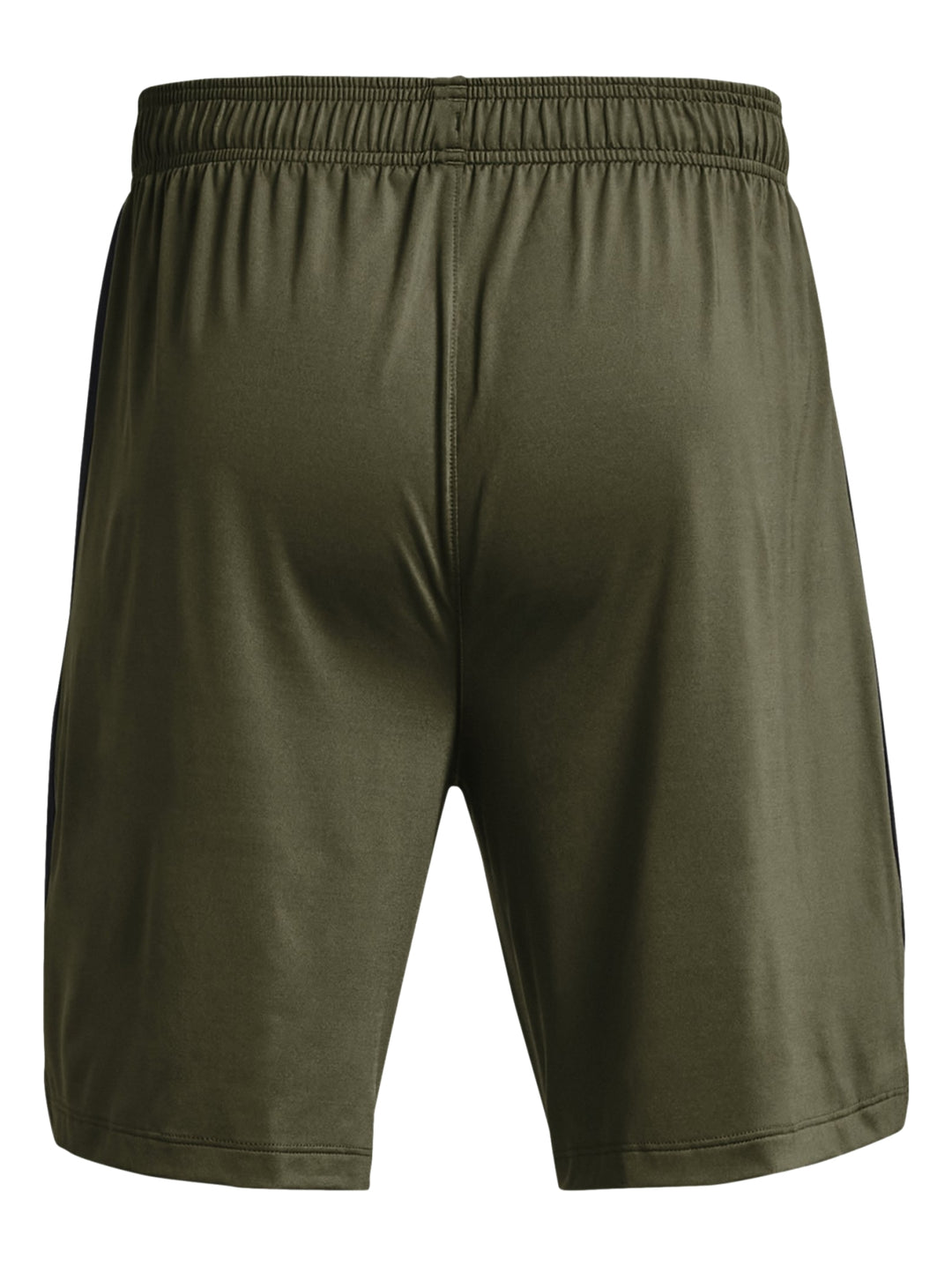 Hombre vistiendo pantalones cortos deportivos Under Armour en color verde oliva oscuro.