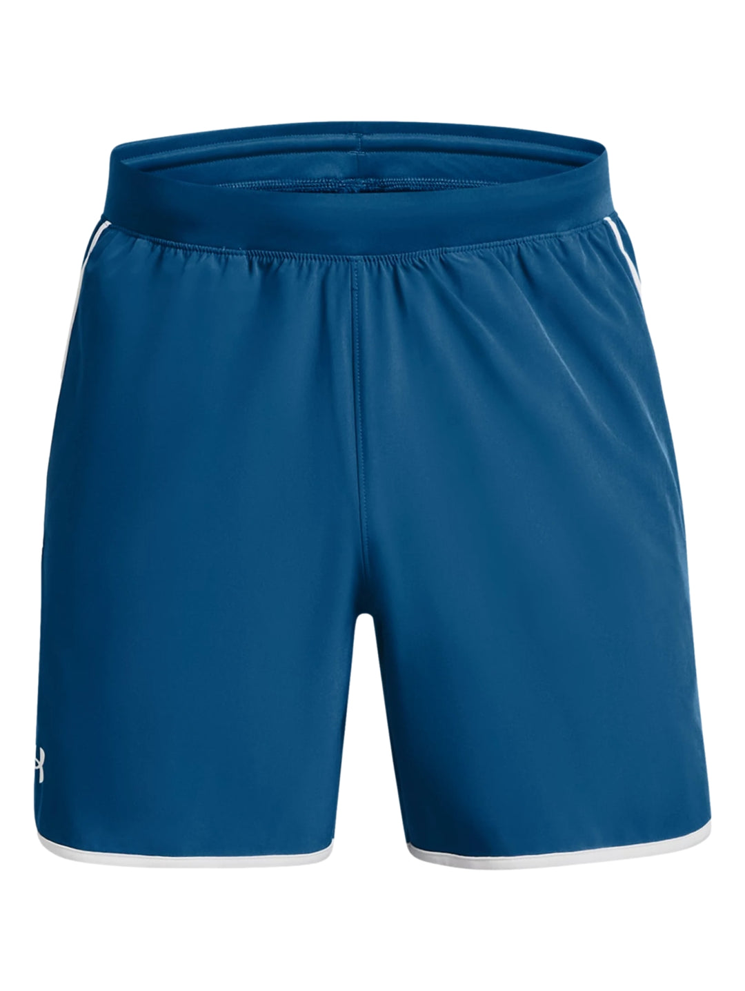 Hombre vistiendo shorts deportivos color azul con ribete blanco de la marca Under Armour.