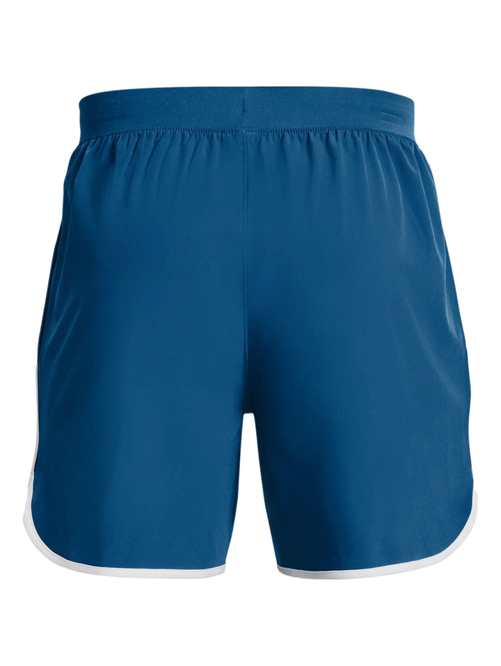 Hombre vistiendo shorts deportivos color azul con ribete blanco de la marca Under Armour.