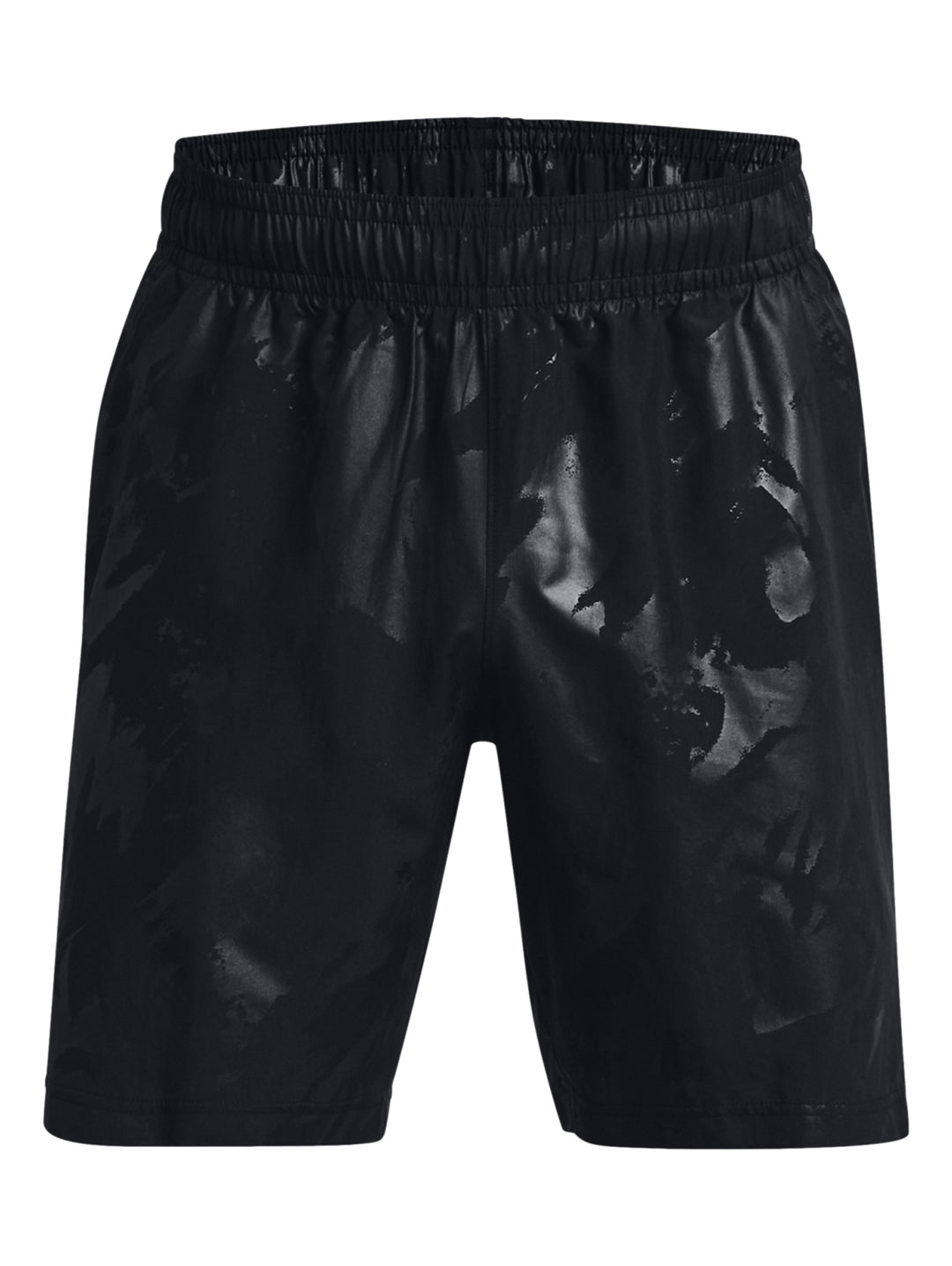 Hombre vistiendo shorts deportivos negros con un patrón grabado sutil de la marca Under Armour.