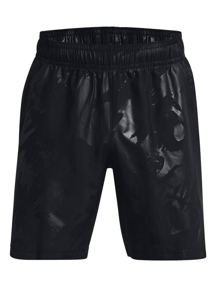 Hombre vistiendo shorts deportivos negros con un patrón grabado sutil de la marca Under Armour.