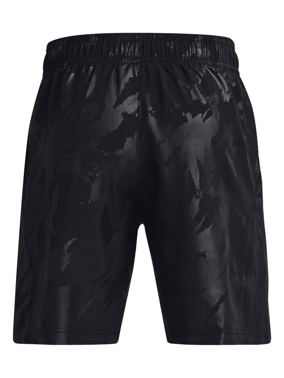 Hombre vistiendo shorts deportivos negros con un patrón grabado sutil de la marca Under Armour.