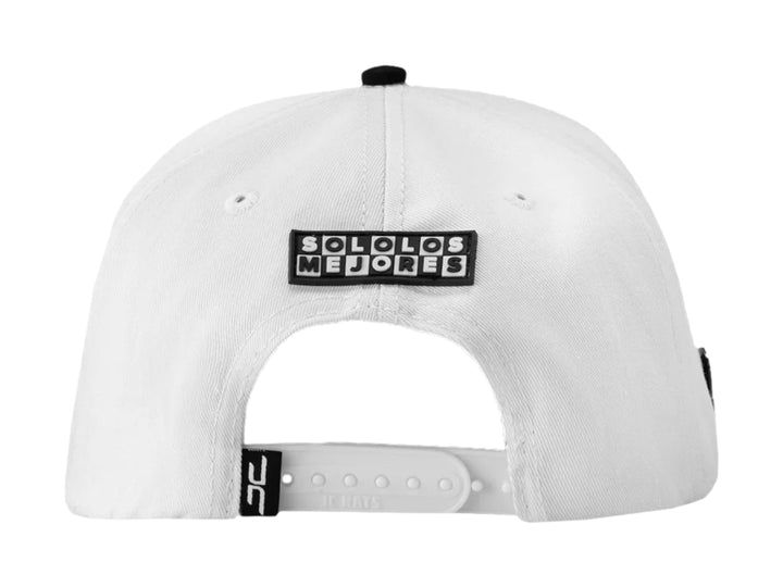 Gorra snapback blanca con visera plana negra y logotipos JC en contraste.