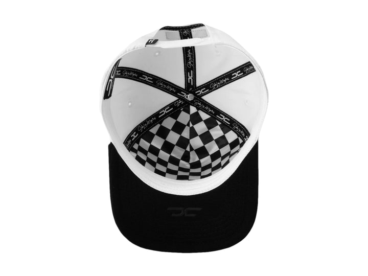 Gorra snapback blanca con visera plana negra y logotipos JC en contraste.