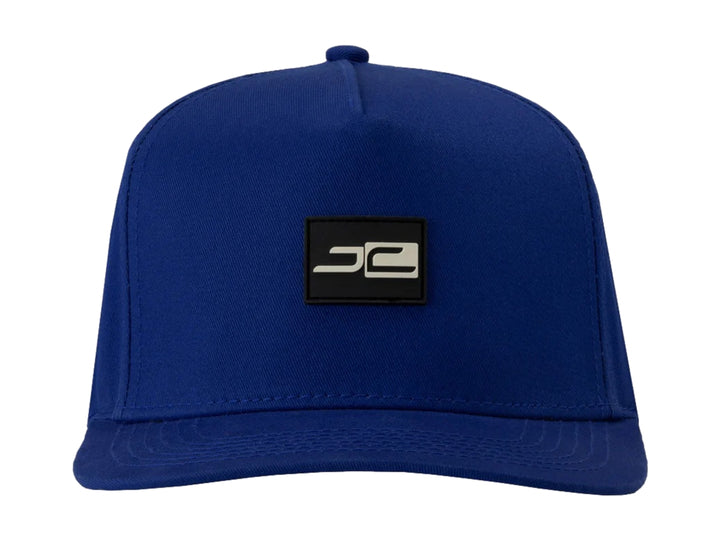 Gorra snapback de color azul con visera plana y logotipo JC en el frente y lateral.