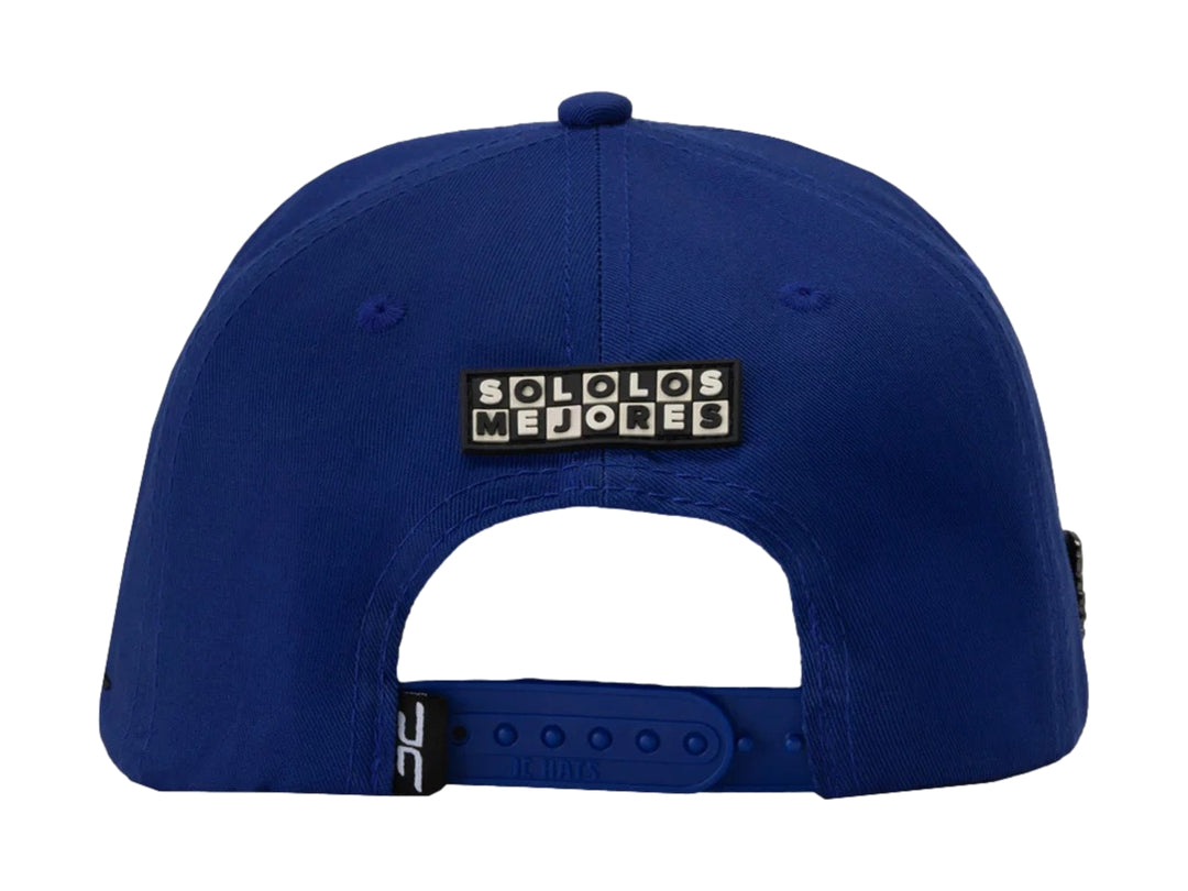 Gorra snapback de color azul con visera plana y logotipo JC en el frente y lateral.