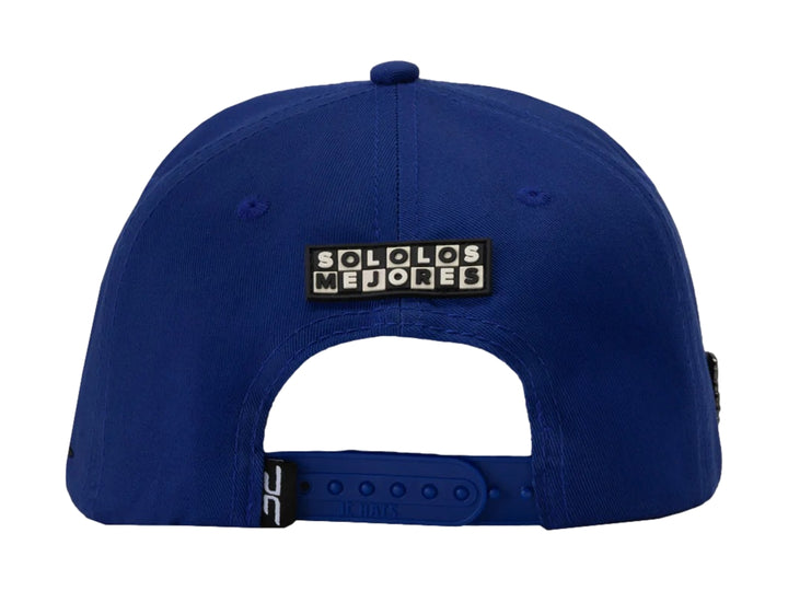 Gorra snapback de color azul con visera plana y logotipo JC en el frente y lateral.