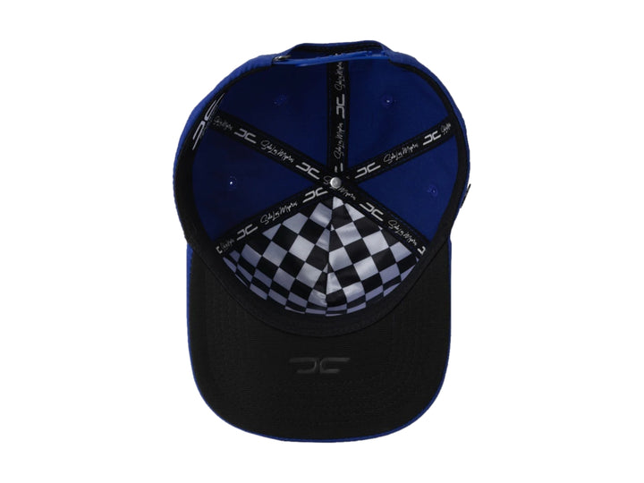 Gorra snapback de color azul con visera plana y logotipo JC en el frente y lateral.