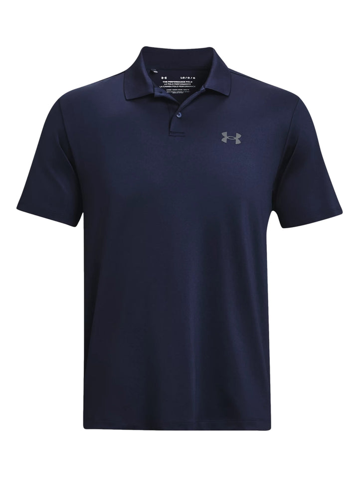 Hombre vistiendo una playera polo Under Armour de color azul marino con logotipo en el pecho.