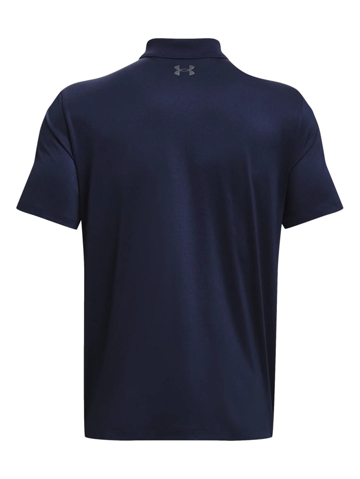 Hombre vistiendo una playera polo Under Armour de color azul marino con logotipo en el pecho.