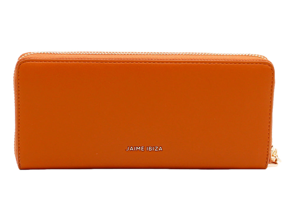 Cartera estilo sobre color caramelo de la marca Jaime Ibiza con correa de mano y detalles en dorado.
