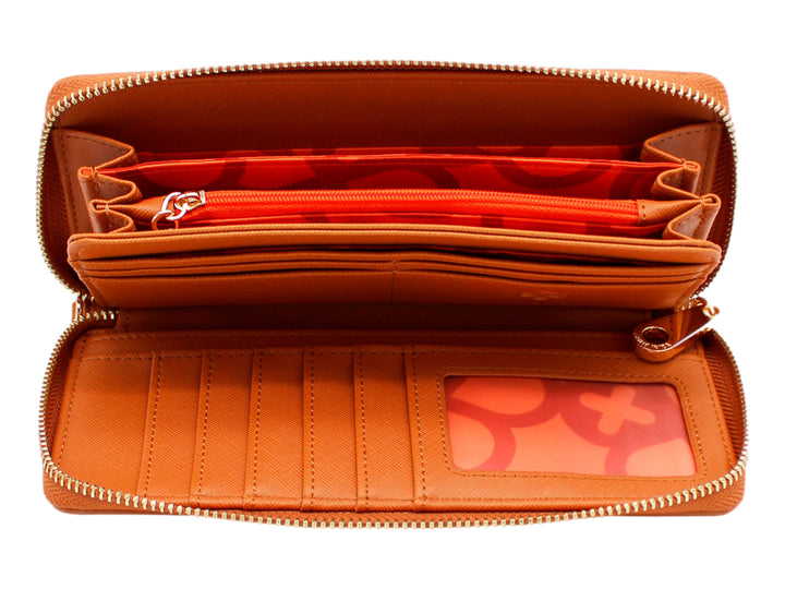 Cartera estilo sobre color caramelo de la marca Jaime Ibiza con correa de mano y detalles en dorado.