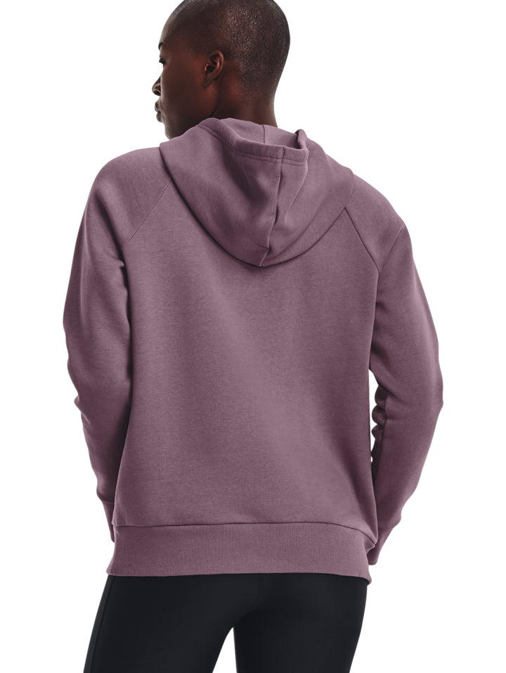 Mujer vistiendo sudadera con capucha color morado con logo blanco de Under Armour en el pecho.