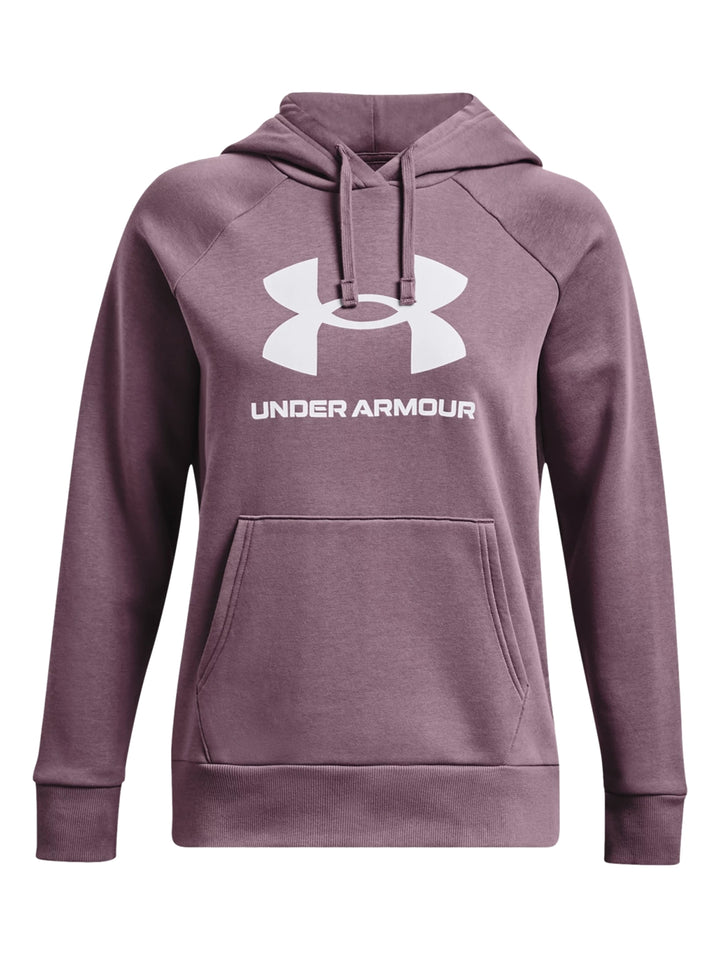 Mujer vistiendo sudadera con capucha color morado con logo blanco de Under Armour en el pecho.