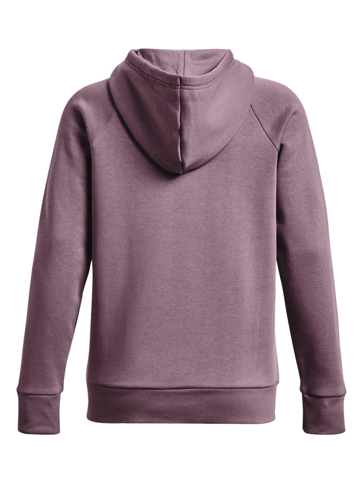 Mujer vistiendo sudadera con capucha color morado con logo blanco de Under Armour en el pecho.