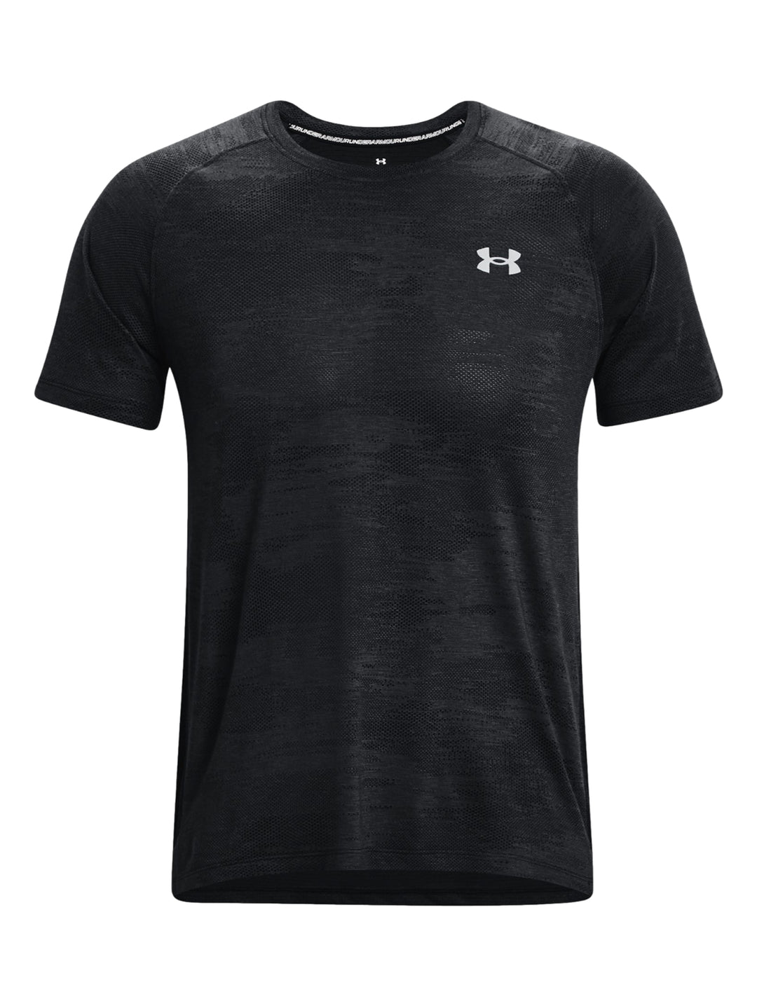Hombre vistiendo una camiseta deportiva de manga corta color negro de la marca Under Armour.