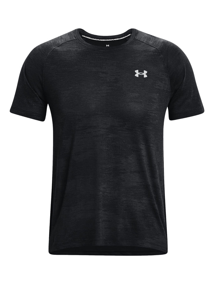 Hombre vistiendo una camiseta deportiva de manga corta color negro de la marca Under Armour.