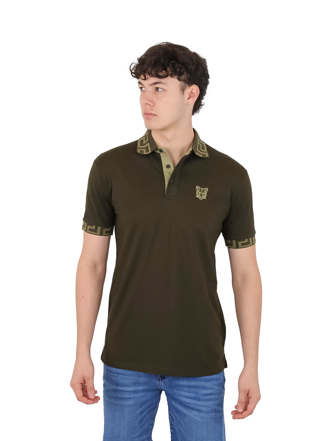 Hombre vistiendo playera polo color oliva con detalles dorados en cuello y mangas.