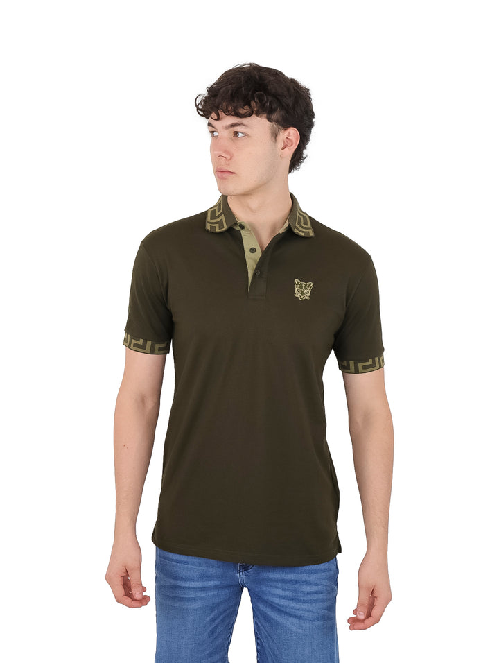 Hombre vistiendo playera polo color oliva con detalles dorados en cuello y mangas.