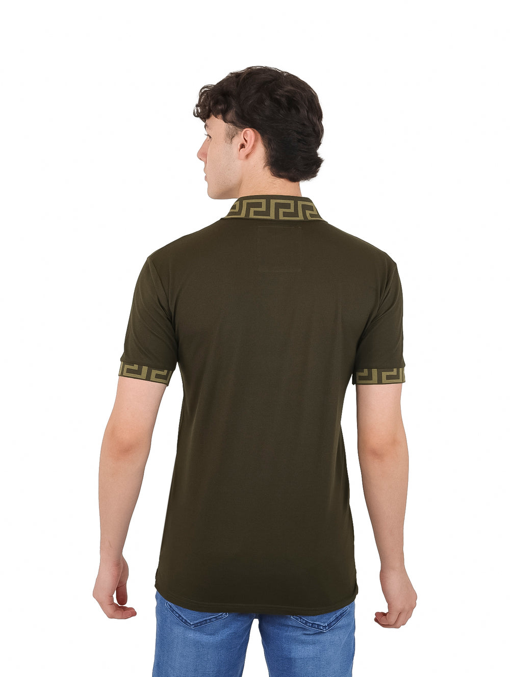 Hombre vistiendo playera polo color oliva con detalles dorados en cuello y mangas.