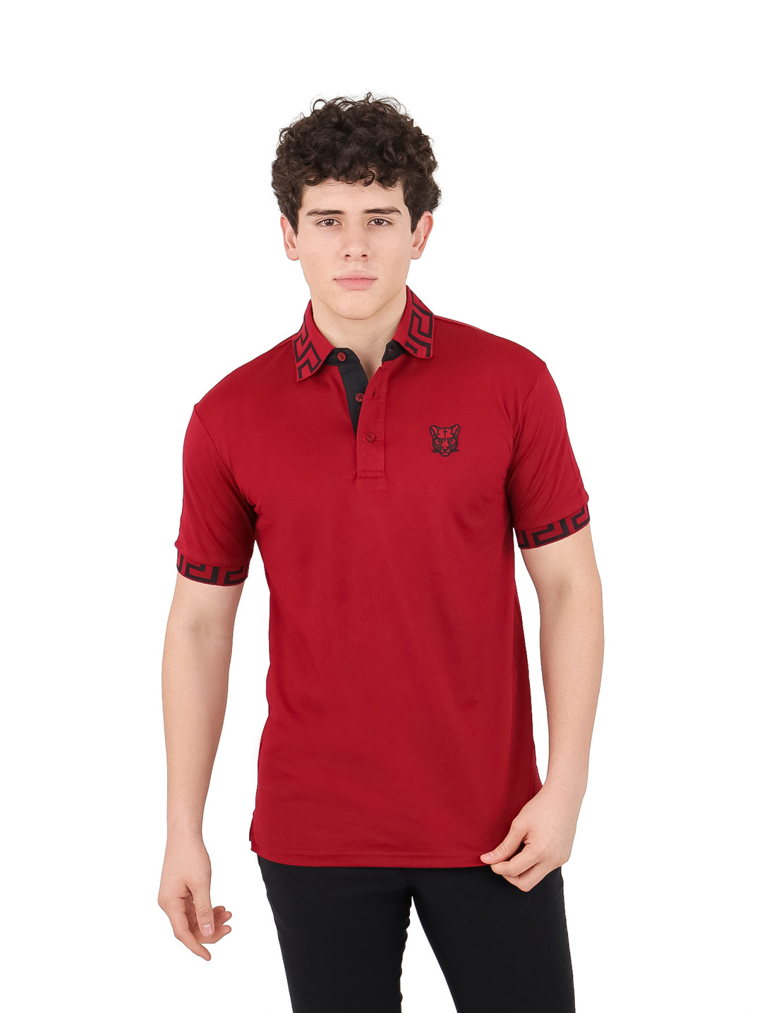 Hombre vistiendo playera polo color burgundy con detalles negros en el cuello y los bordes de las mangas.