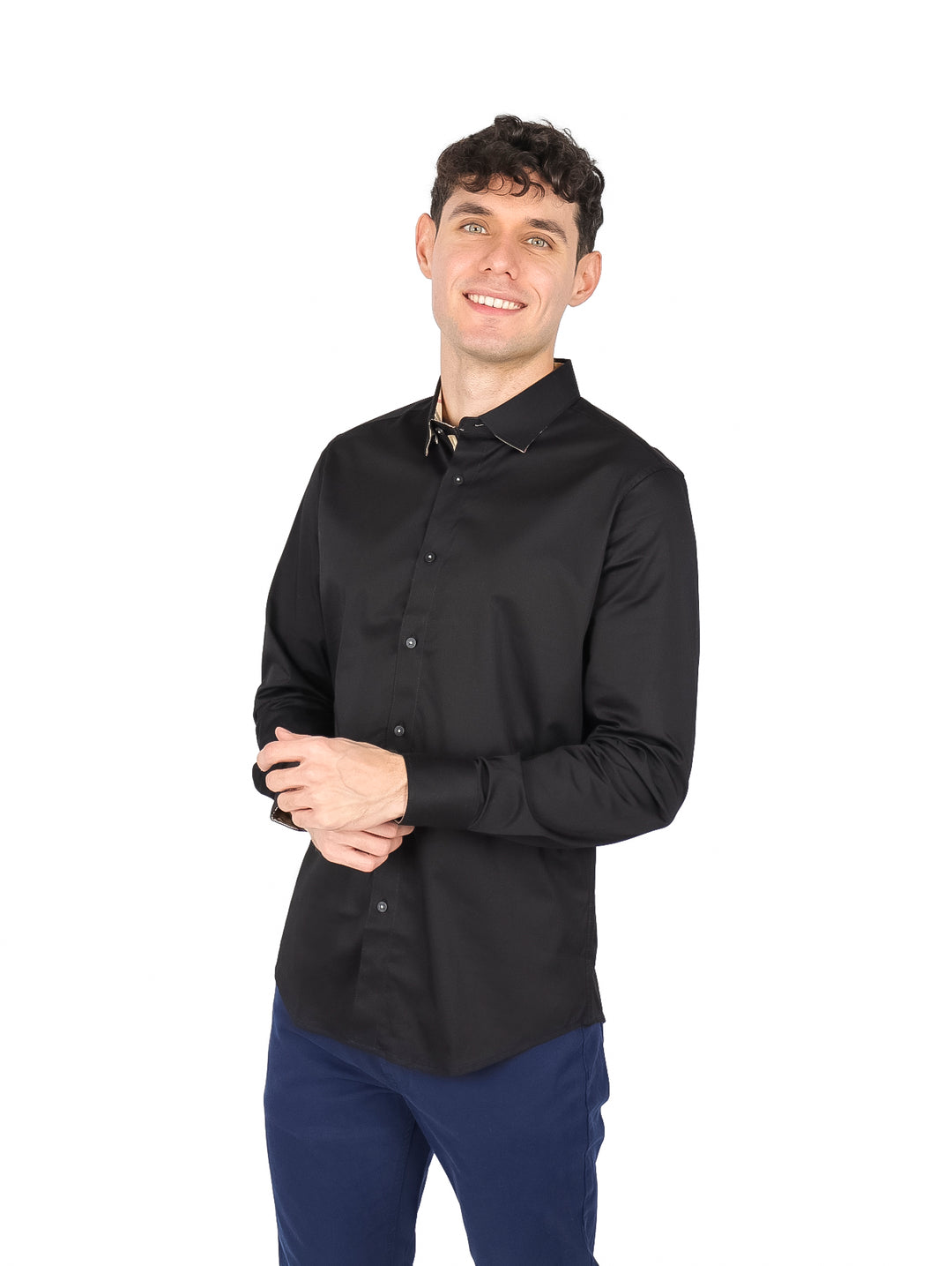 Hombre vistiendo una camisa negra de manga larga con cuello y botones.