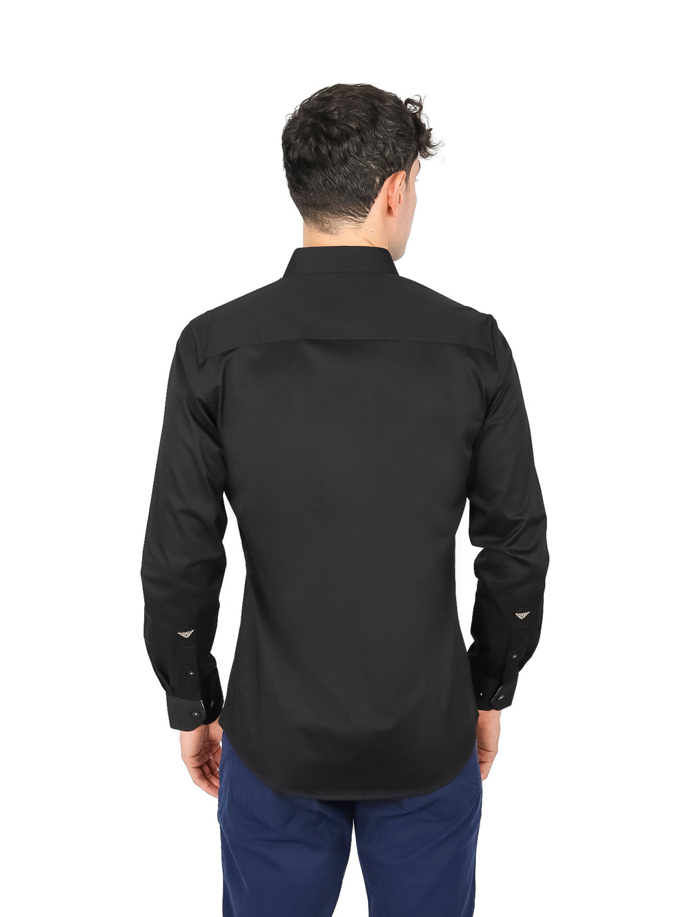 Hombre vistiendo una camisa negra de manga larga con cuello y botones.