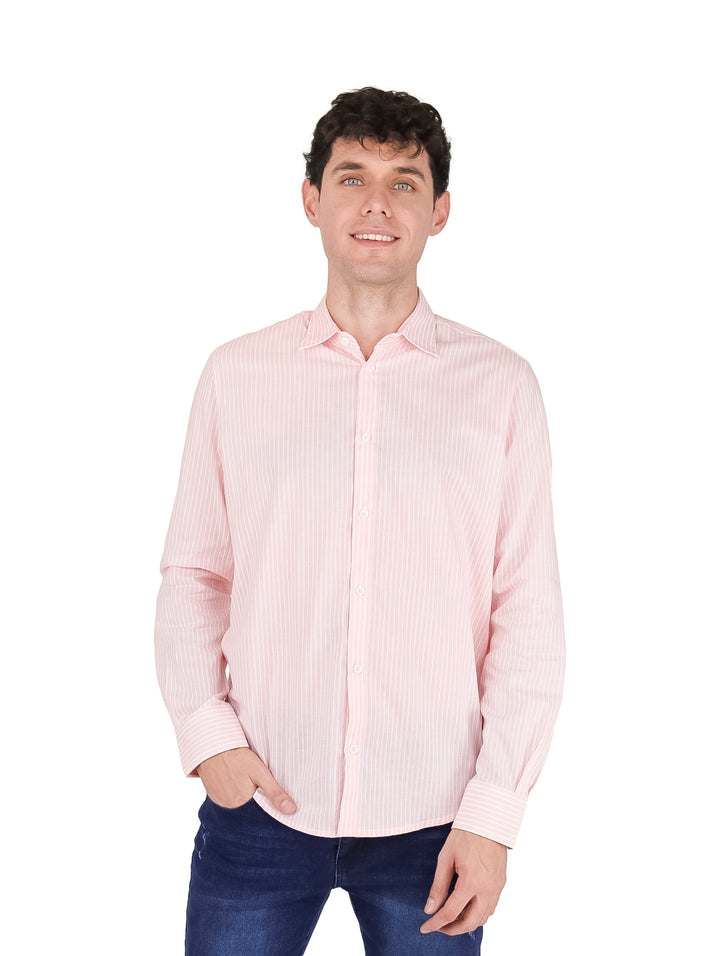 Hombre vistiendo una camisa de manga larga color rosa con rayas finas y pantalones azules.