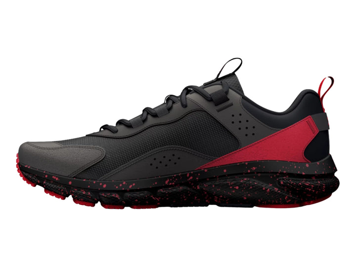 Tenis deportivos Under Armour en color gris con detalles y suela moteada en color rojo.