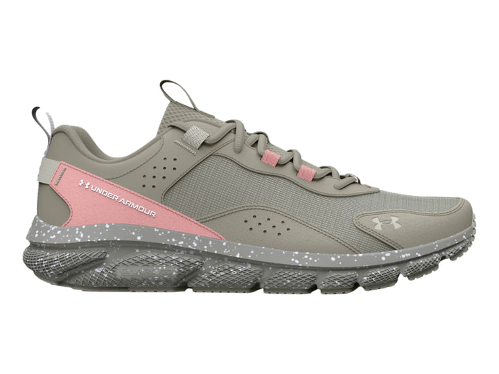 Tenis deportivos Under Armour en color gris con detalles en rosa y suela blanca moteada.