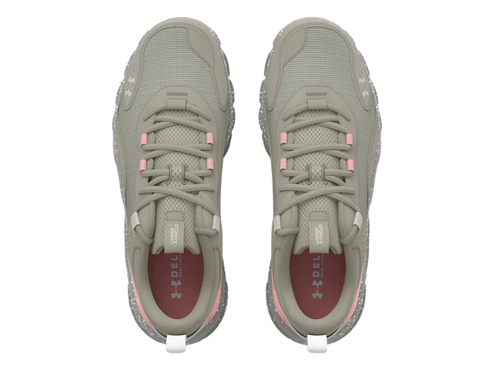 Tenis deportivos Under Armour en color gris con detalles en rosa y suela blanca moteada.