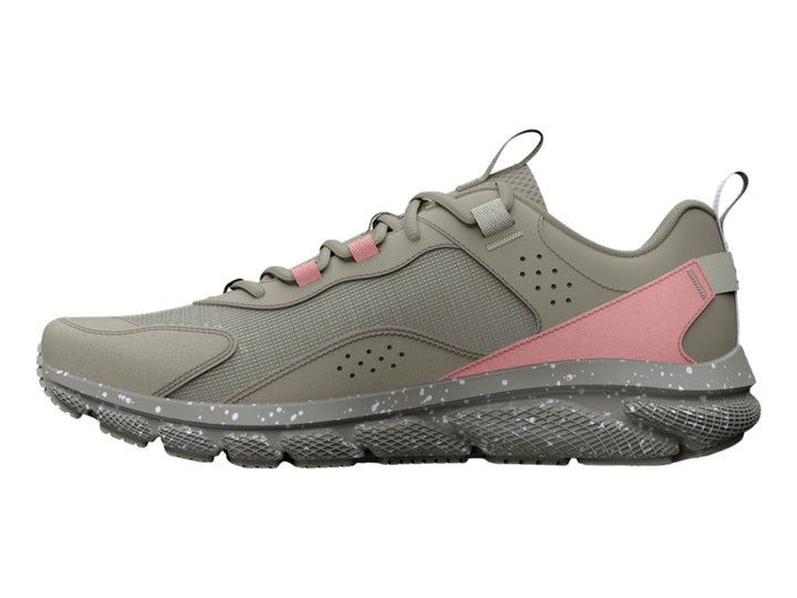 Tenis deportivos Under Armour en color gris con detalles en rosa y suela blanca moteada.