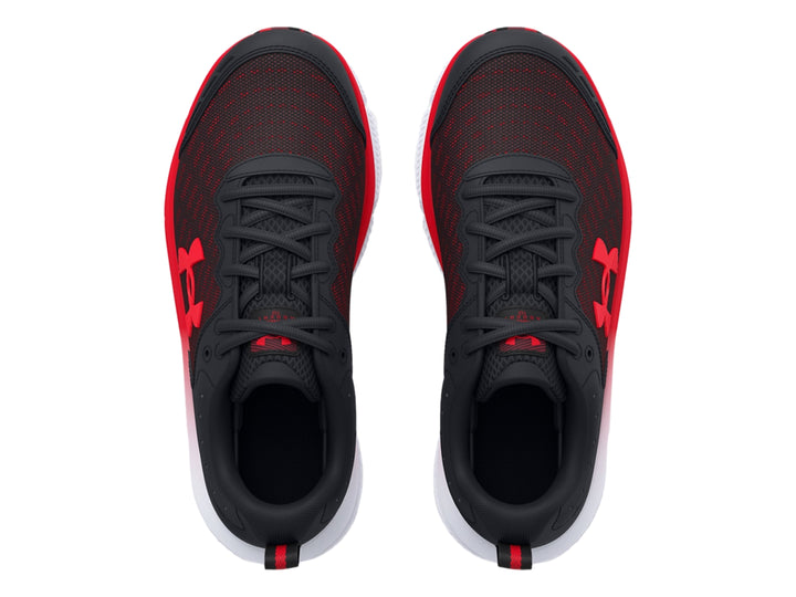 Tenis deportivo Under Armour para niños en color negro con detalles rojos y suela blanca y roja.