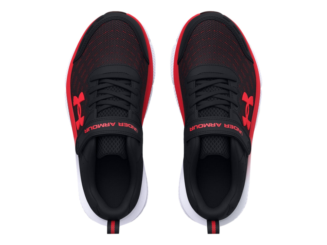 Tenis deportivos Under Armour color negro con logo rojo y suela blanca con degradado rojo.