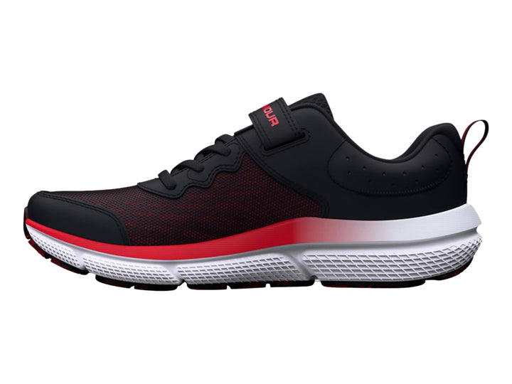 Tenis deportivos Under Armour color negro con logo rojo y suela blanca con degradado rojo.