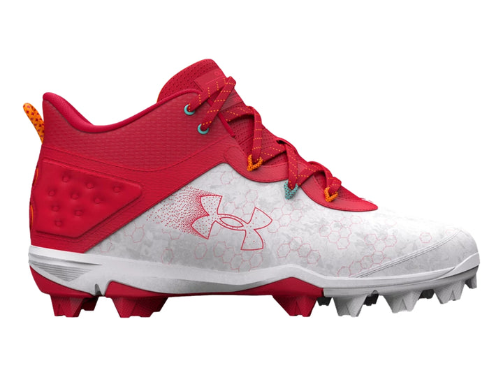 Zapato deportivo Under Armour Harper 8 Mid RM en colores rojo y blanco con suela de tacos.