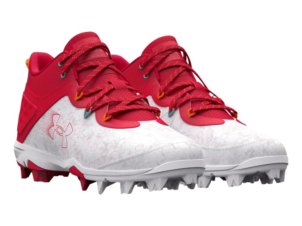Zapato deportivo Under Armour Harper 8 Mid RM en colores rojo y blanco con suela de tacos.