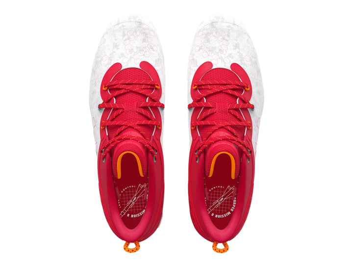 Zapato deportivo Under Armour Harper 8 Mid RM en colores rojo y blanco con suela de tacos.