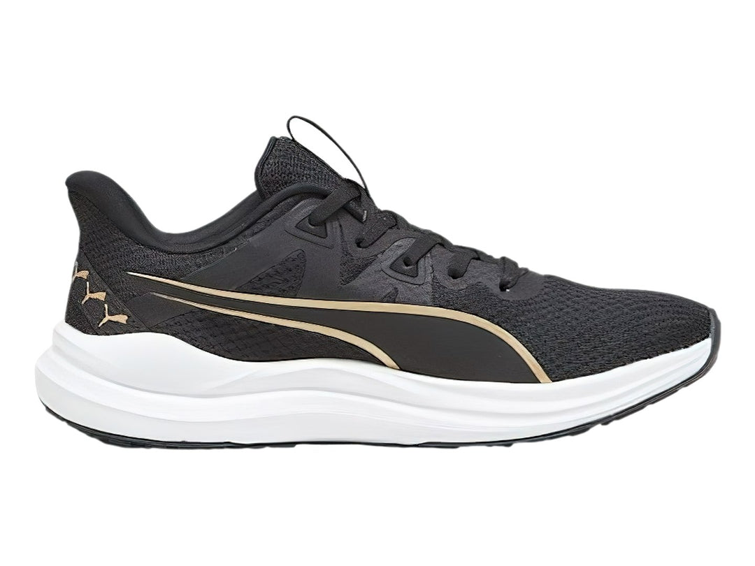 Tenis deportivos PUMA color negro con suela blanca y detalles en dorado.