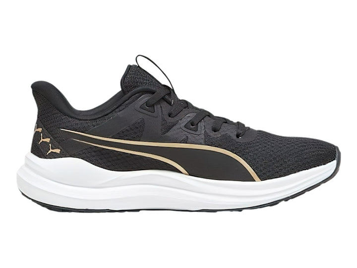 Tenis deportivos PUMA color negro con suela blanca y detalles en dorado.